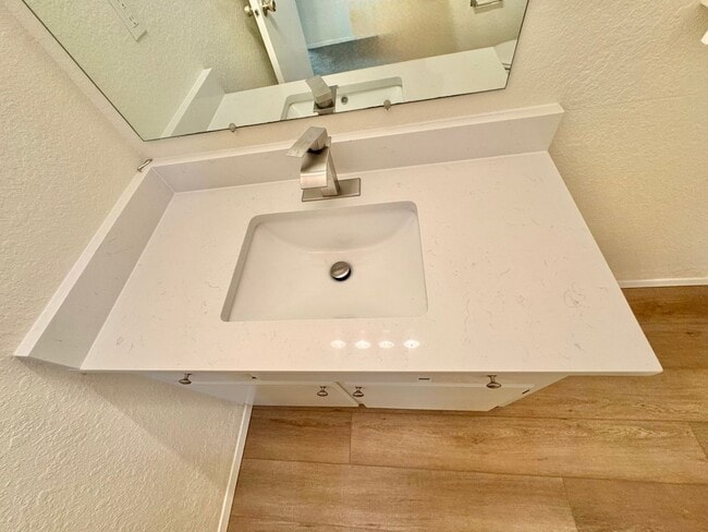 Building Photo - MOVE IN SPECIAL!  Beautifully Remodeled, Easy Living Townhome. Location, Location!