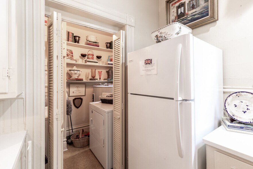 Building Photo - RESIDENTIAL/COMMERCIAL RENTAL - Charming h...