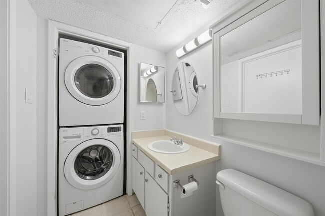 Building Photo - 10855 Meadowglen Ln