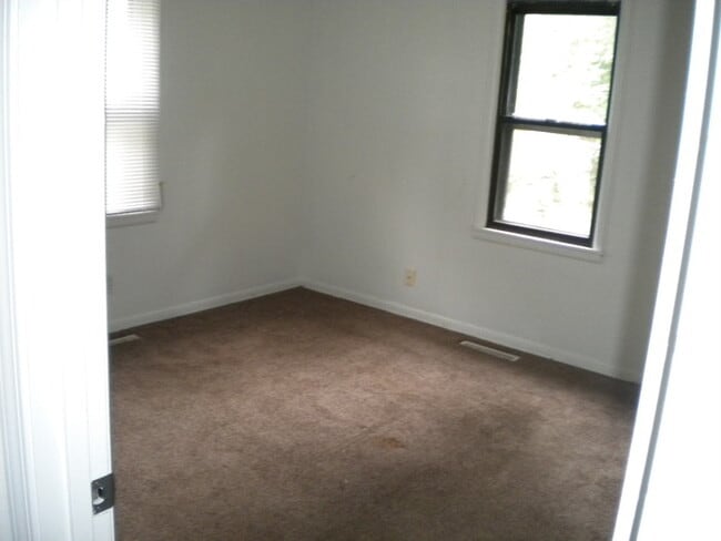 Building Photo - Pet Friendly 3 bedroom, 1 bath