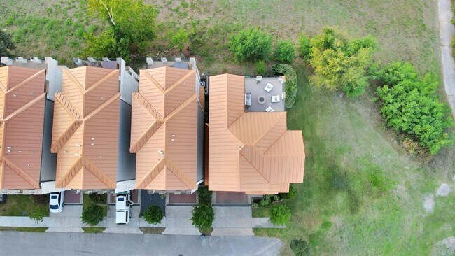 Building Photo - 631 N Live Oak St
