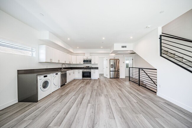 Building Photo - 3015 Alsace Ave