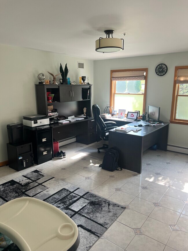 Building Photo - 33 Gainsborg Ave E