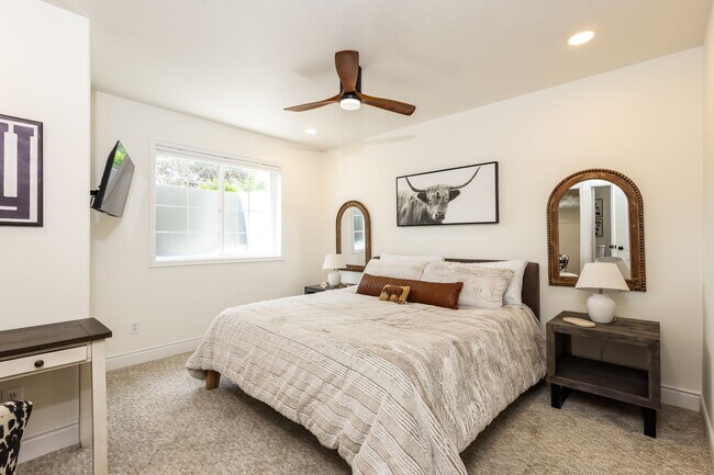 Building Photo - 6 Bed/6 Bathroom house in Riverton