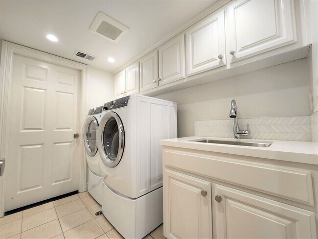 Building Photo - Updated Home Available in Downtown Palo Alto available first week of September!