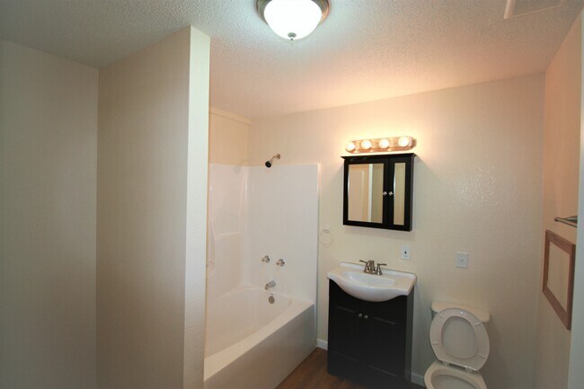 Building Photo - 920 Devils Glen Rd