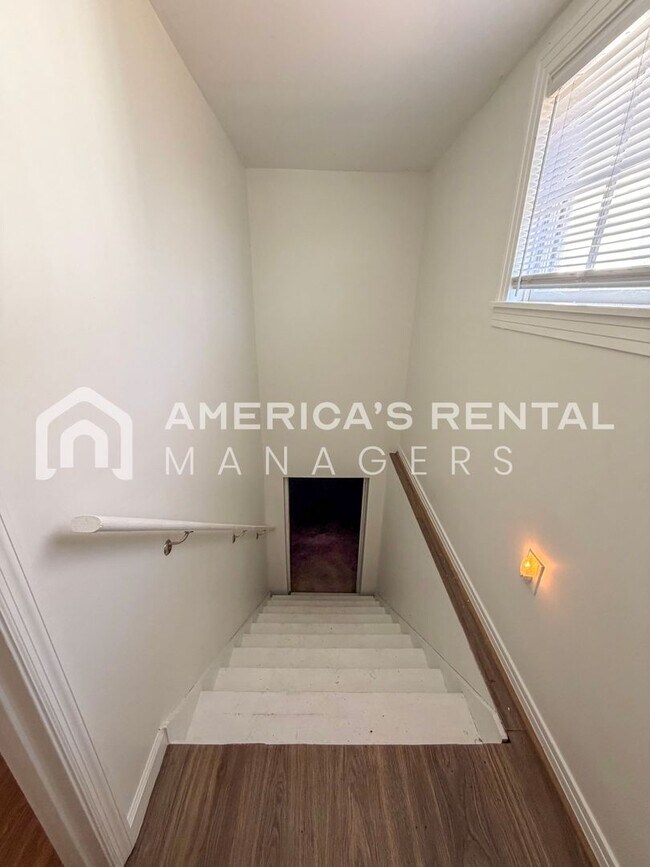 Building Photo - Charming & Spacious Graysville Home for Rent!