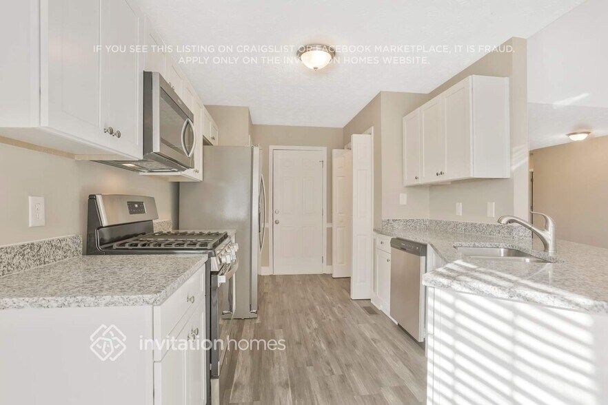 Building Photo - 300 Jasmine Dr
