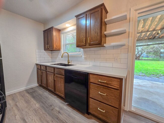 Building Photo - Beautifully remodeled 3 bed 1.5 bath home ...