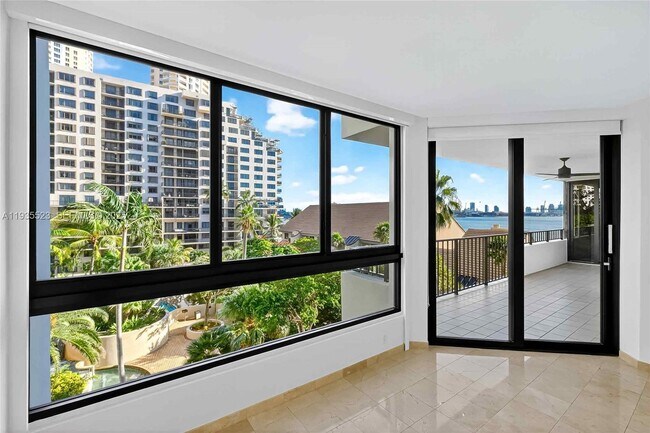 Building Photo - 520 Brickell Key Dr