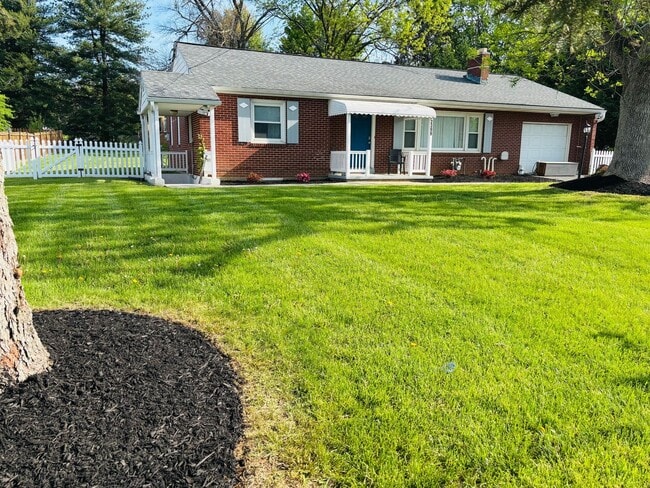 Building Photo - 3 Bedroom, 1 Bath Rancher Available for Rent!