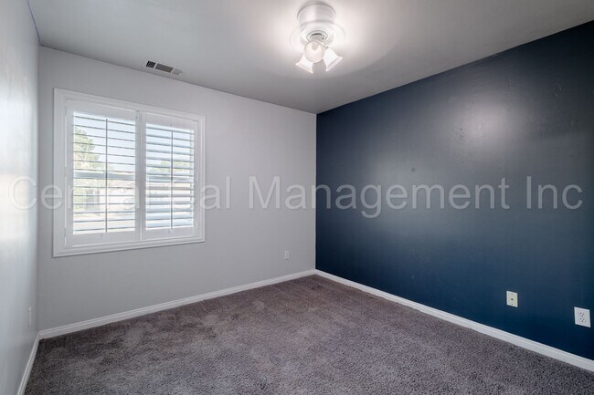 Building Photo - 3 Bedroom/2 Bath Home with Solar in the De...