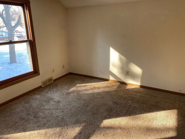 Building Photo - 524 S 3rd Ave