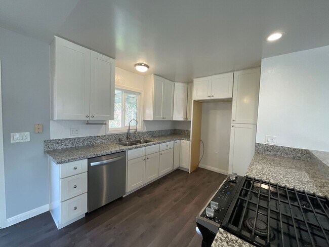 Building Photo - 3 Bedroom 2 Bathroom Single Story Home