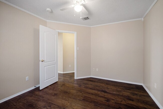 Building Photo - Spacious 4 Bedroom, 2 Bath, 1-Story Home i...