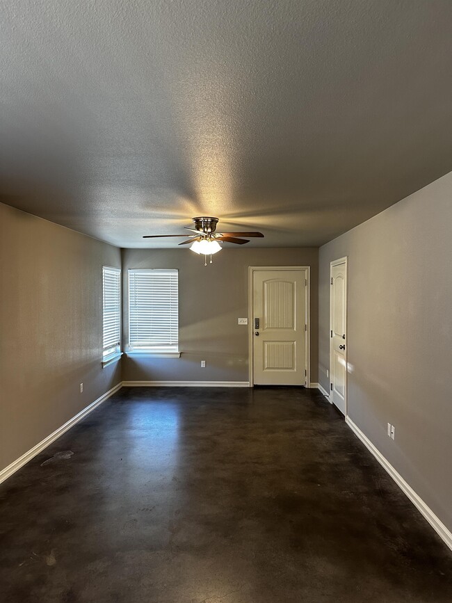 Building Photo - 4104 Maple Dr