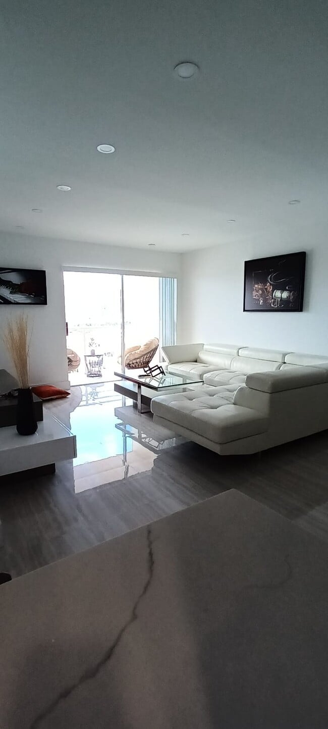 Primary Photo - 400 Kings Point Dr