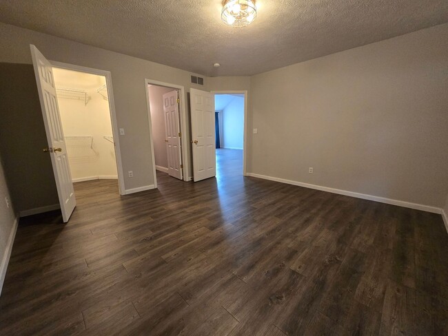 Building Photo - Spacious 4 Bedroom Duplex in North Normal ...