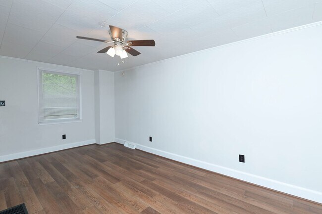 Building Photo - 2 bedroom, 1.5 bath home for rent in the h...