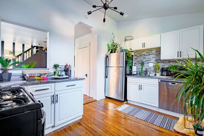 Building Photo - 254 W Poplar Ave