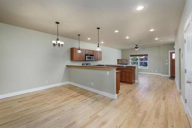 Building Photo - Beautiful 2 bed, 2 1/2 Bath Walk up Condo