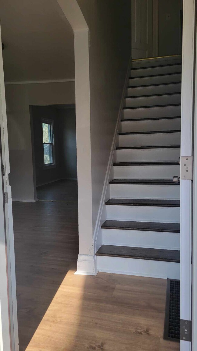 Building Photo - 6th Street rental