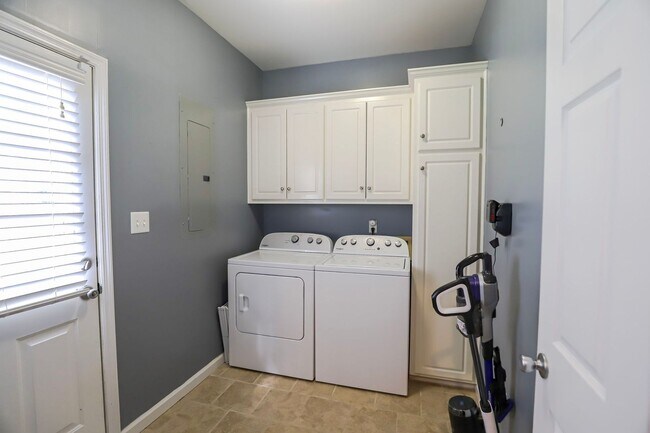 Building Photo - 5804 Lanatte Ln
