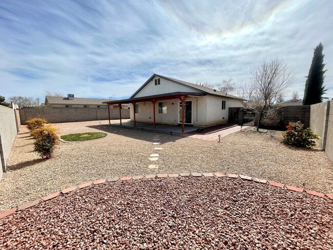 Building Photo - Cute 3 Bedroom Home Near Splash Pad and Hu...