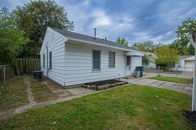 Building Photo - Charming Two bedroom home