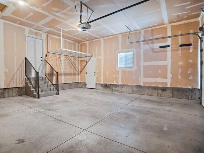 Building Photo - West Jordan 3 bed 2 bath Family home