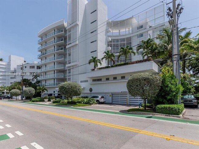 Building Photo - 9821 E Bay Harbor Dr