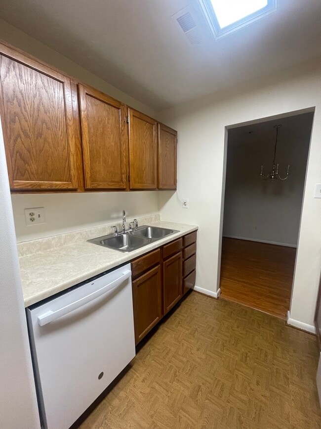 Building Photo - VERY SPACIOUS CONDO ON 3RD FLOOR WITH ELEV...