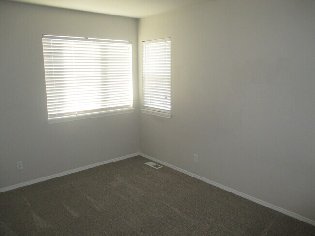 Building Photo - South Salem Home on Creekside Golf Course