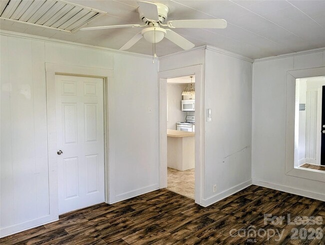 Building Photo - 829 Bristol Dr