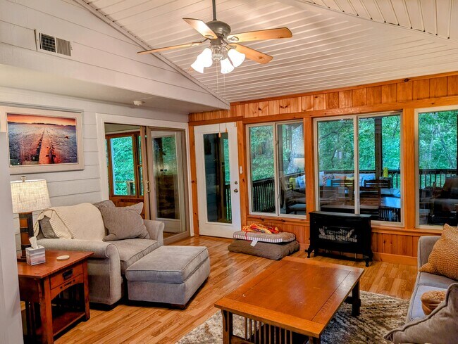 Building Photo - 524 Stornoway Dr