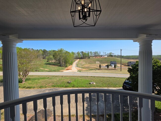Building Photo - Newly Renovated Stunning Home