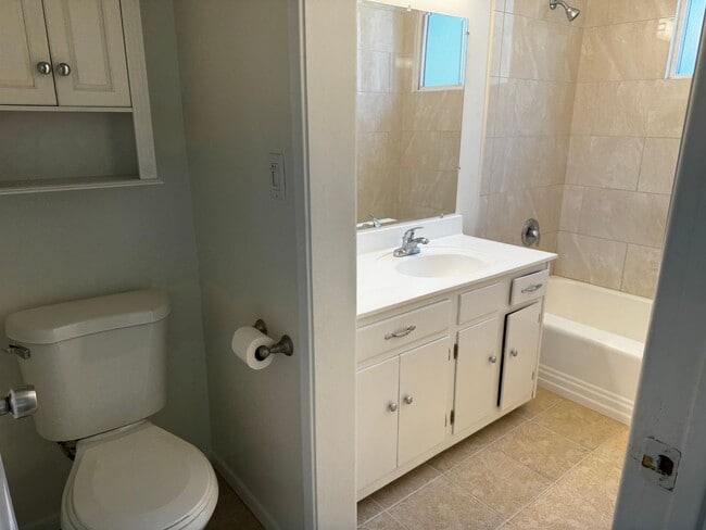 Building Photo - Remodelled 2 Bed 1 Bath Home with Garage a...