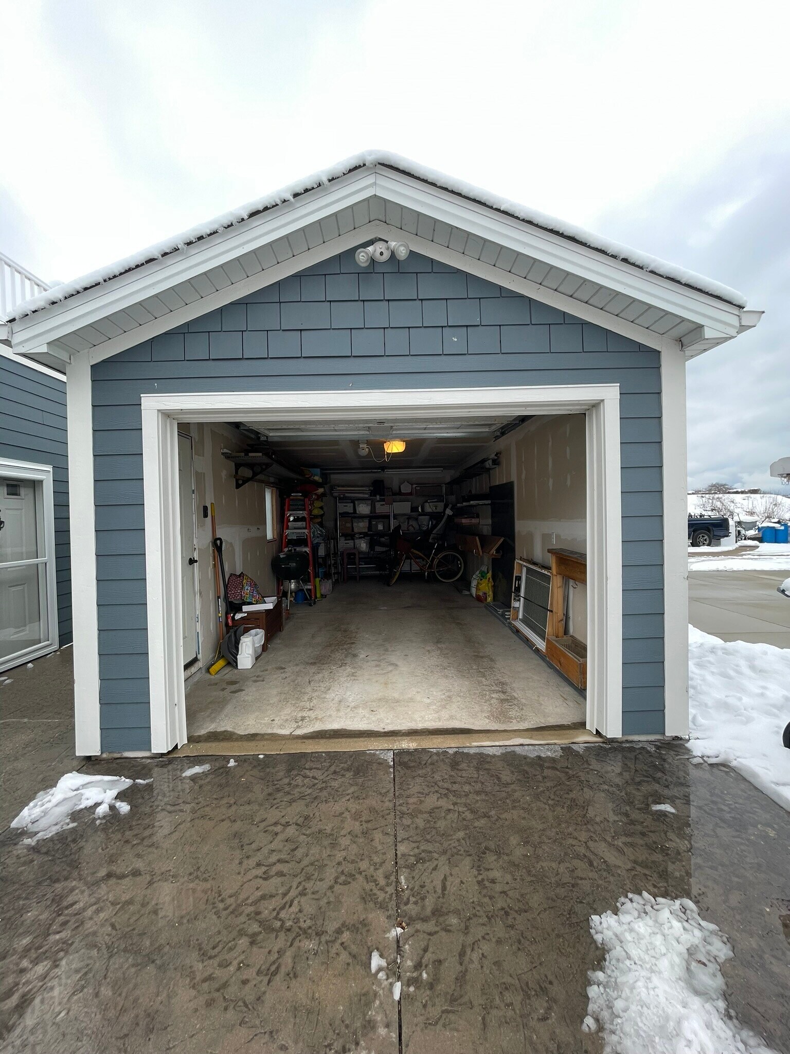 Extra-deep one-car garage. - 2010 E Iron St