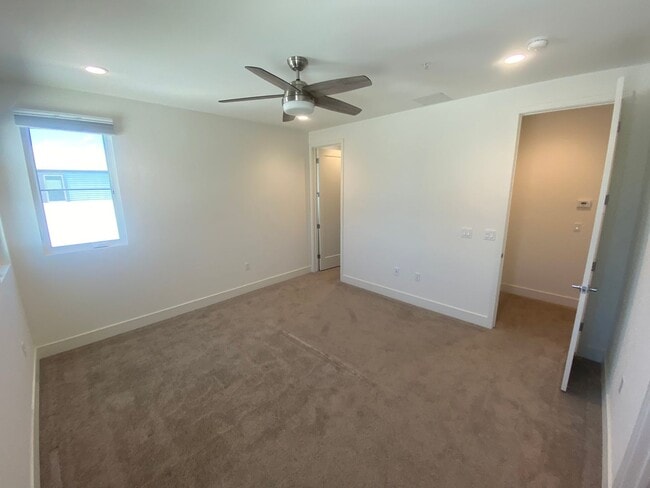 Building Photo - Modern Condo Living in the Heart of Alameda – Prime Location!