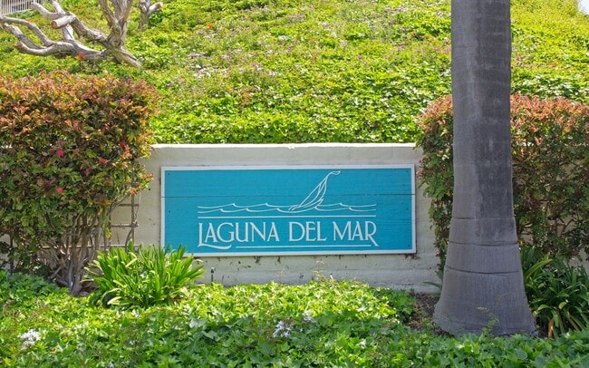 Building Photo - Gorgeous Townhome in Laguna Del Mar Community!