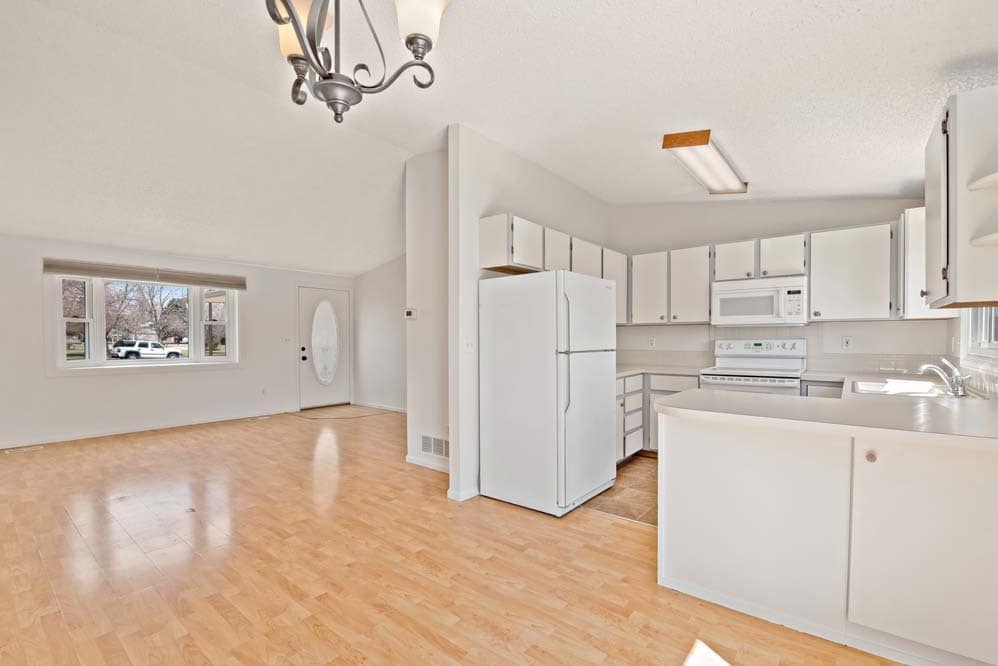eat-in kitchen - 278 E 42nd St