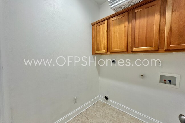 Building Photo - Gated South Crestview Community!