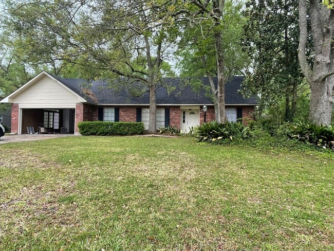 Building Photo - Spacious Home in Country Club Estates