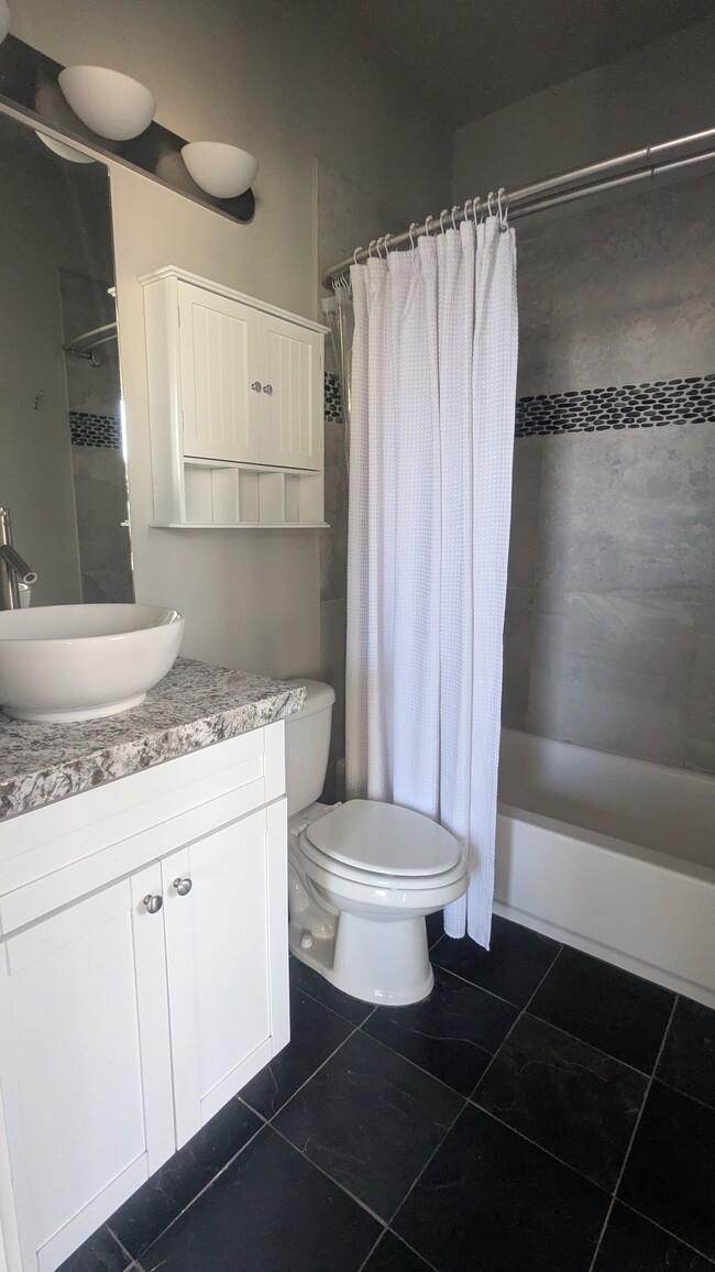 Suite bathroom - 315 E Oak Hollow Dr