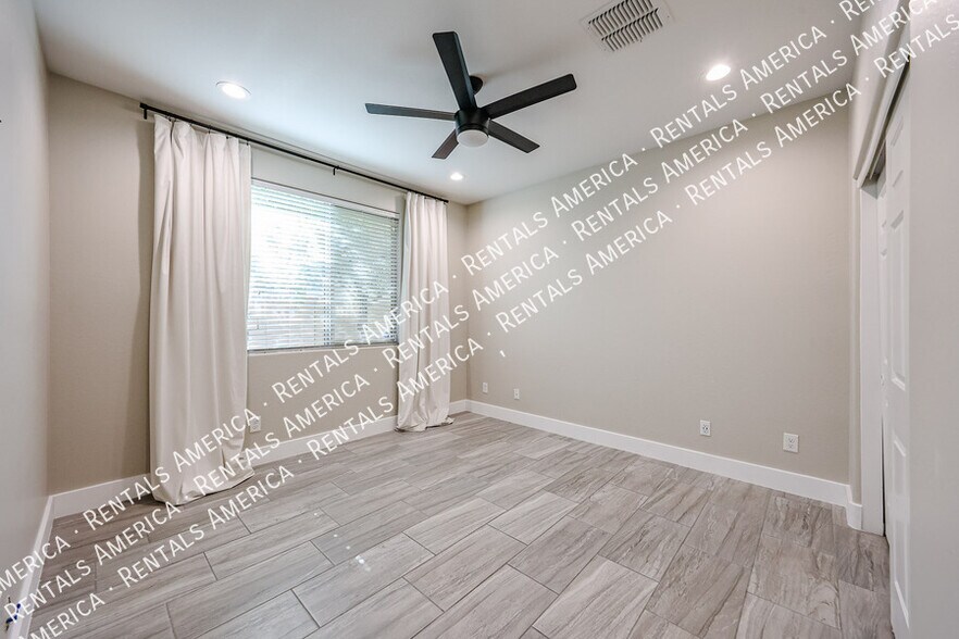 Building Photo - 7855 W Rock Springs Dr