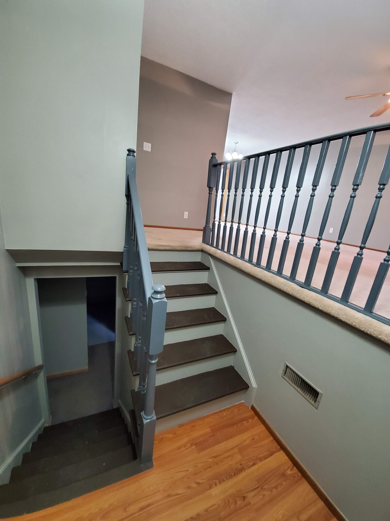 Building Photo - 9060 Oakwood Dr