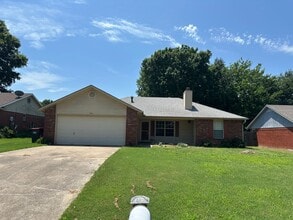 Building Photo - 3-Bed, 2-Bath Home in Central Springdale - Fully Fenced in Backyard and 2x Car Garage!