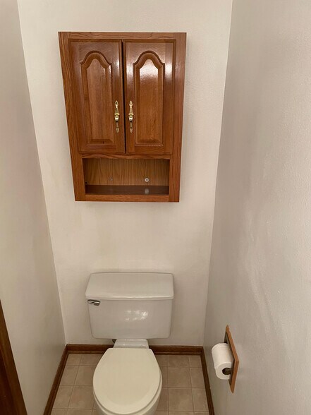 1/2 Bath - 1505 Little Bluestem Ct