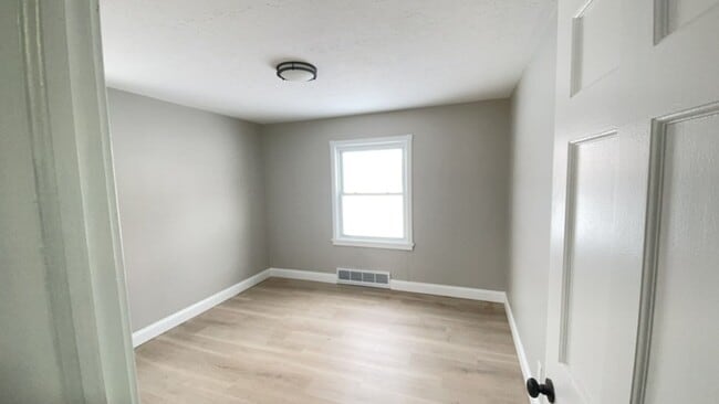 Building Photo - Three bedroom one bathroom home for rent