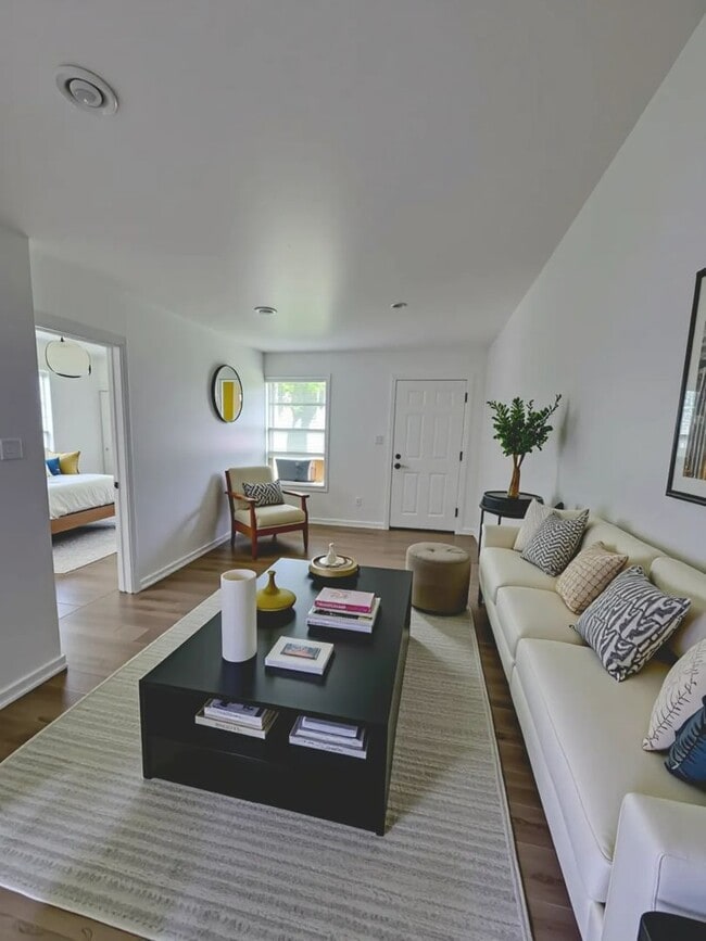 Building Photo - For Rent: Charming 2 Bed / 1 Bath Duplex with Backyard